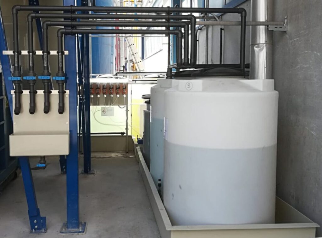 Tanques industriales para almacenamiento seguro de productos químicos en procesos alimentarios